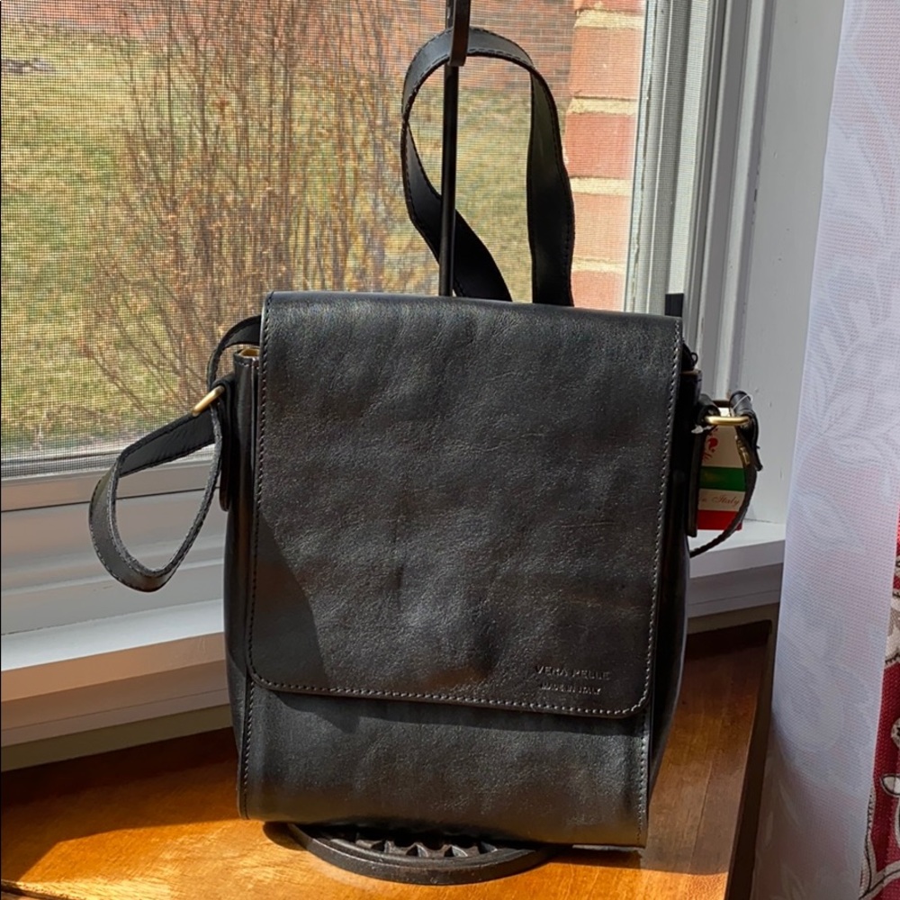 Vera Pelle Crossbody.